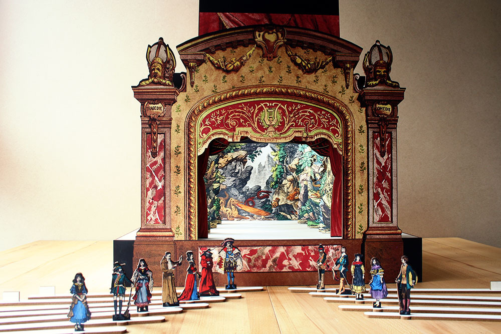Ein fertig gebautes Papiertheater mit Figuren und Kulissen