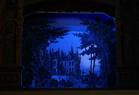 Das Foto zeigt den Schlossgarten von Scholz, ausgeleuchtet mit insgesamt 3 LED-Par-36-Scheinwerfern auf unserer DIN-A3-Papiertheater-Bühne.
/ {Location}: Unsere A3-Bühne mit Scholz-Proszenium\\n\\n20.09.2012 08:56
