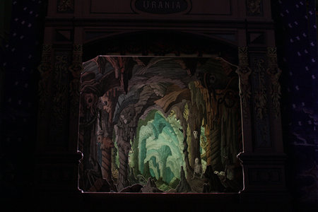Die Zauberhöhle von Scholz gehört sicherlich zu den spektakulärsten Bühnenbildern im Papiertheater. Für die Aufnahme fanden 3 LED-PAR-36-Scheinwerfer Verwendung. / {Location}: Unsere A3-Bühne mit Scholz-Proszenium\\n\\n22.09.2012 00:15